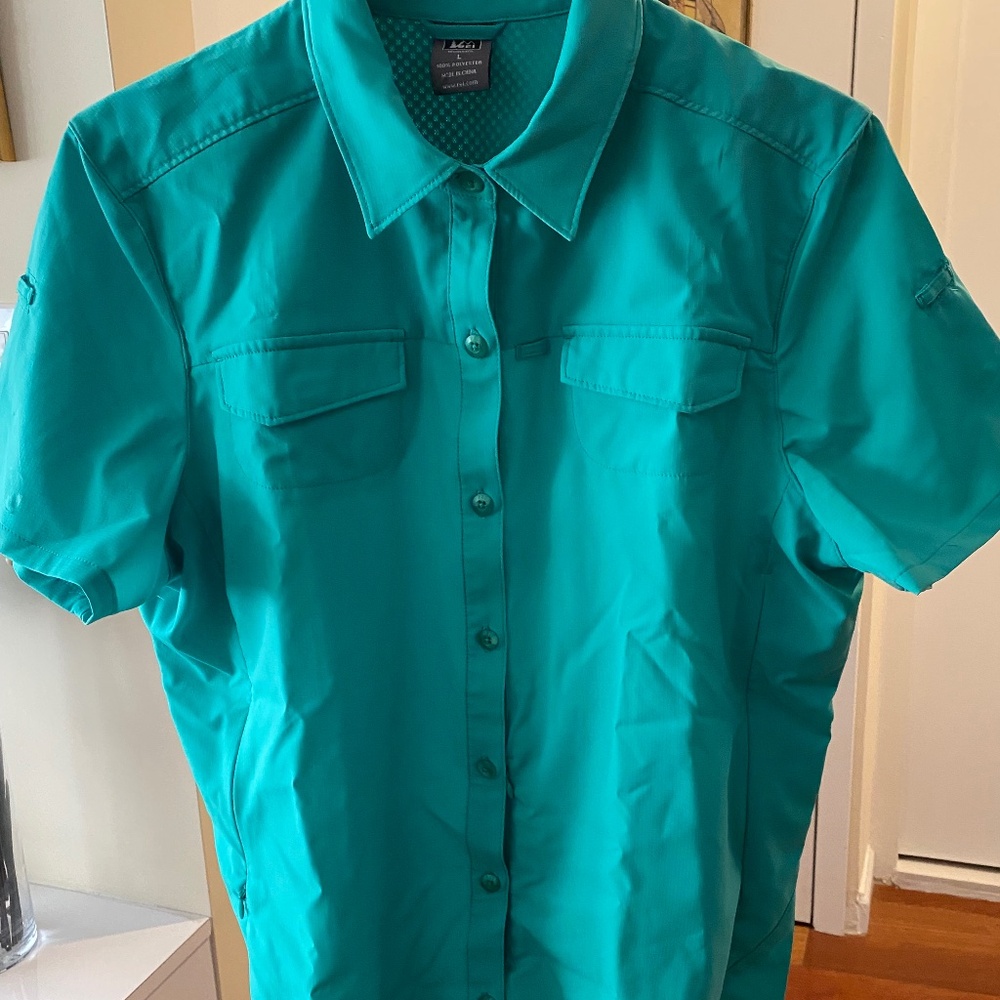 Ladies REI green polyester blouse